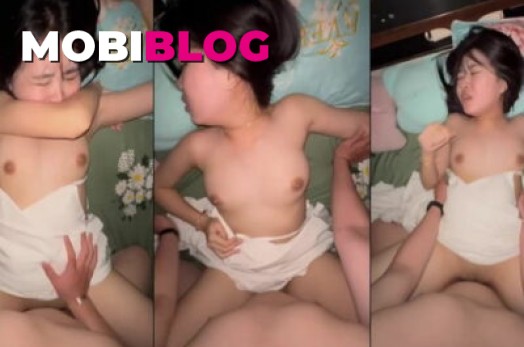 Bướm múp vừa chơi em vừa lấy tay vê vú