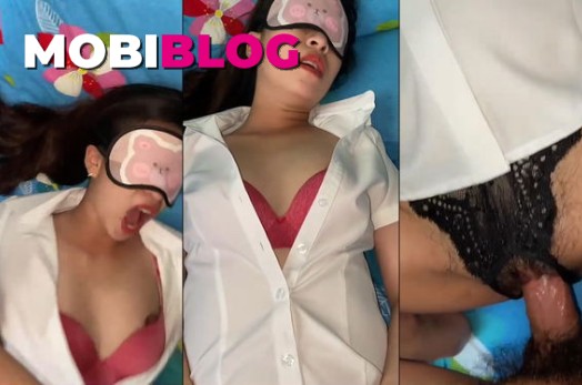 Em nhân viên văn phòng mặc lọt khe xẻ đấy tranh thủ chịch trước khi em đi làm